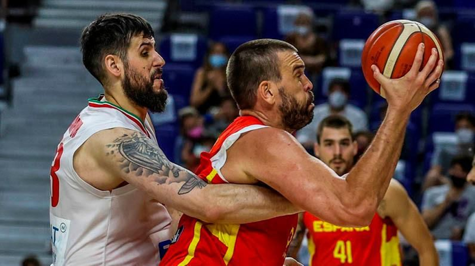 Marc Gasol penetra ante la defensa del conjunto iraní. // EFE
