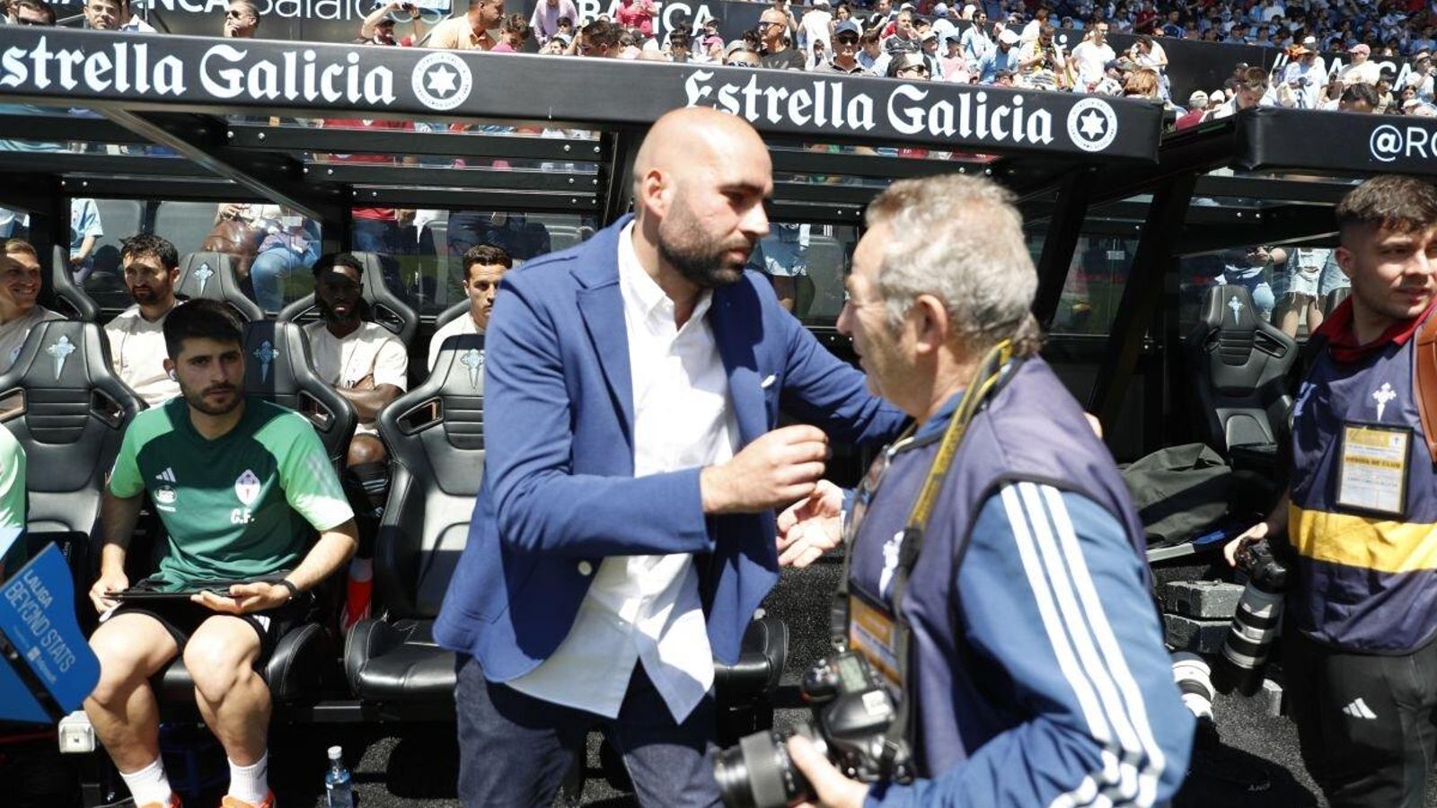 El técnico celeste, Claudio Giráldez, saluda a Eugenio antes de un partido.