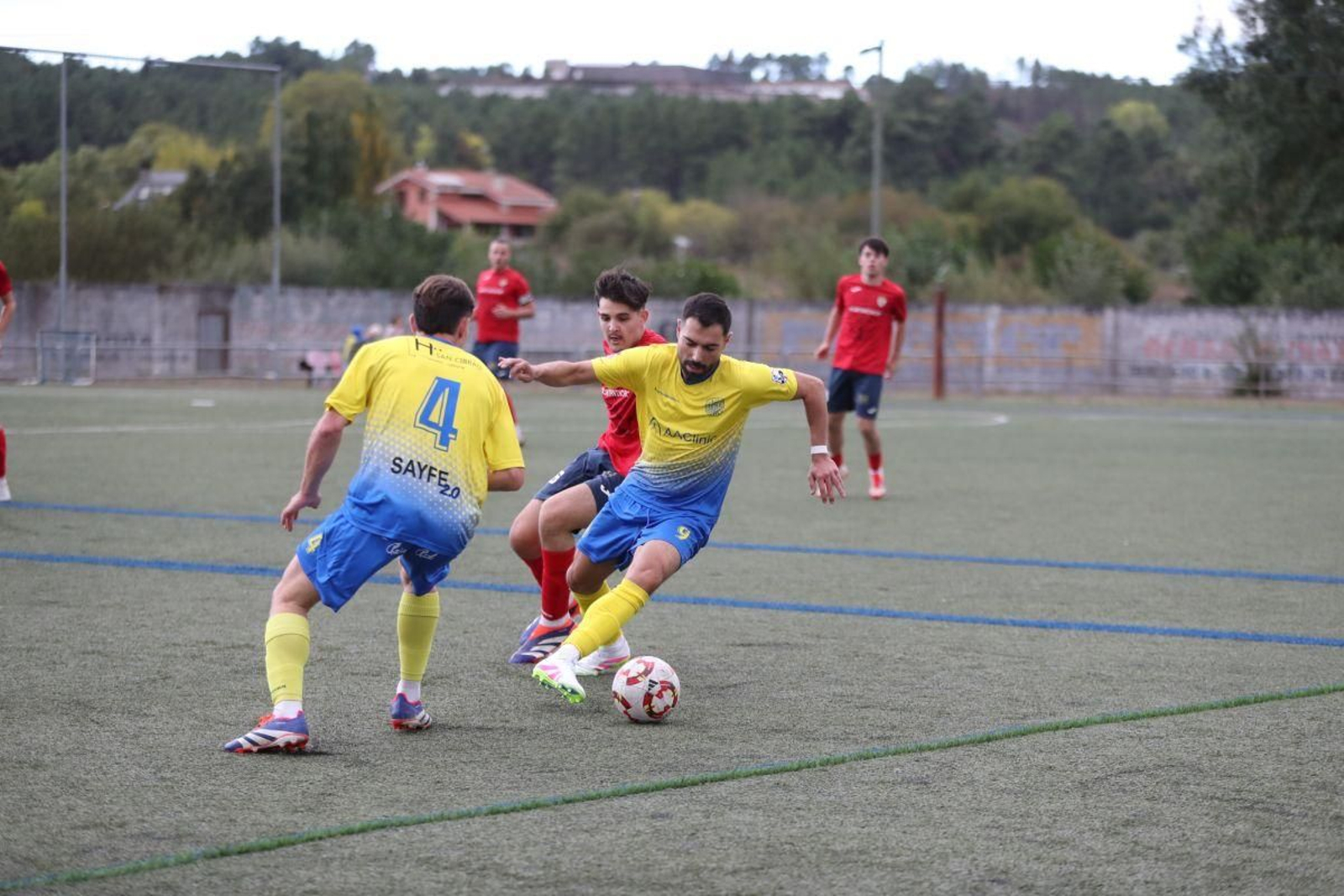 El artillero industrial Pato se lleva el balón en el partido del inicio de liga frente el Monterrei.