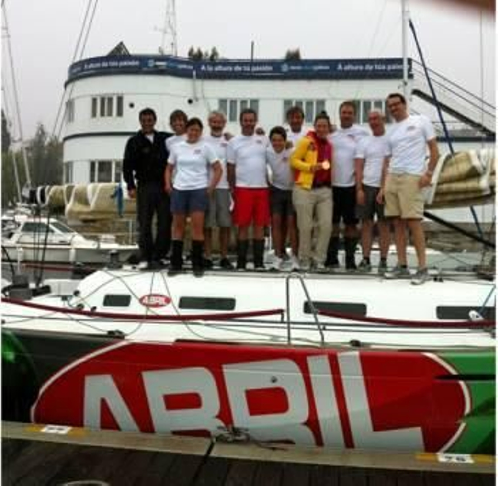 Támara Echegoyen, con el oro conquistado en Londres, en la embarcación ourensana.