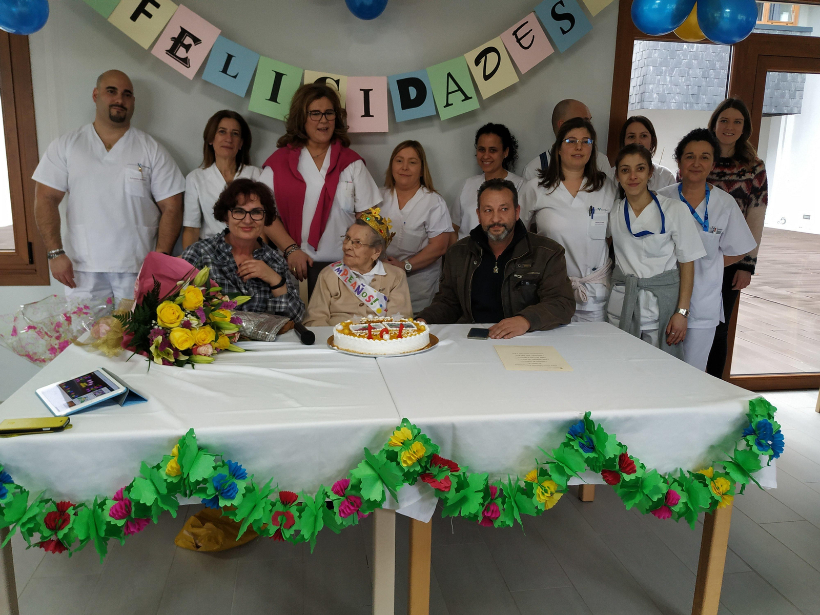 Manuela Macía, ante la tarta de cumpleaños.