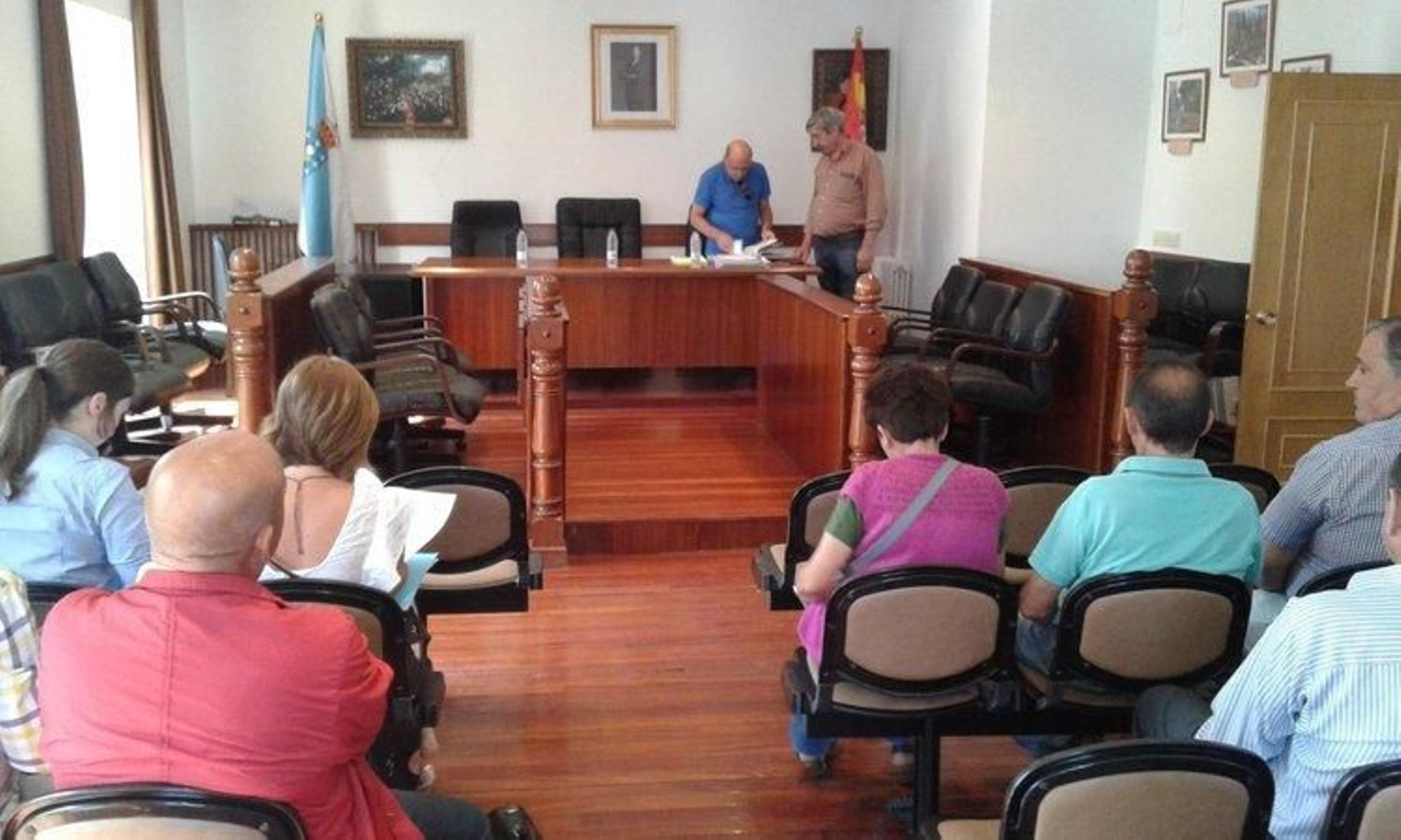 El teniente de alcalde vianés, a la derecha, charla con el representante de la Confederación.