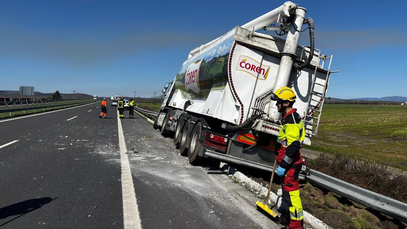 La Guardia Civil de Tráfico y Protección Civil coordinan las labores tras la colisión en la carretera.
