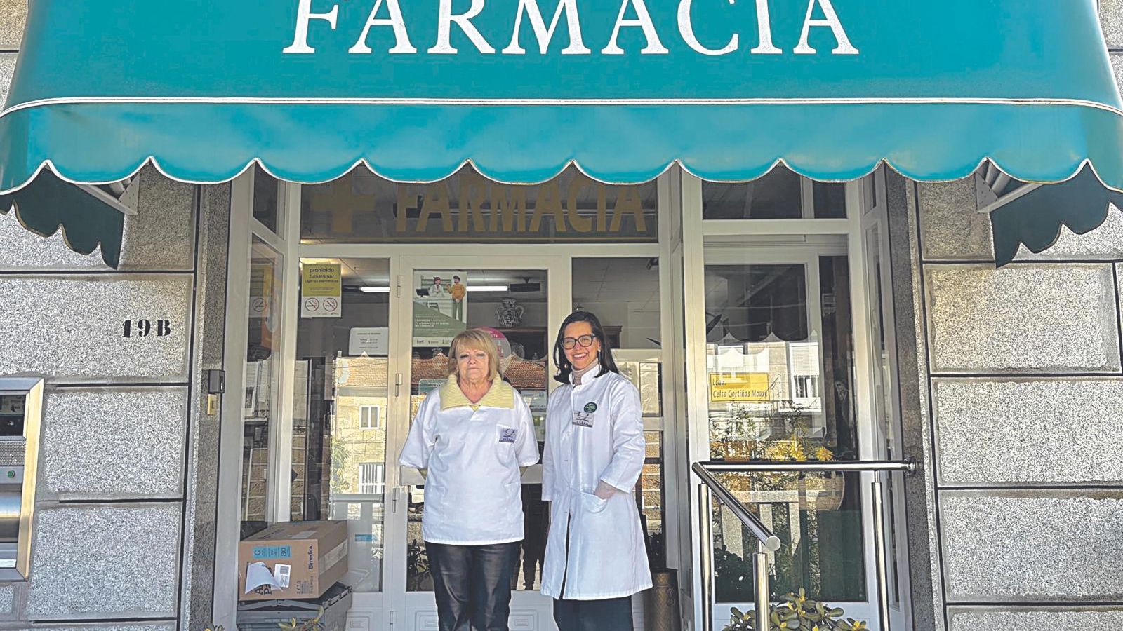Celsa y Susana delante de la farmacia de Baltar.
