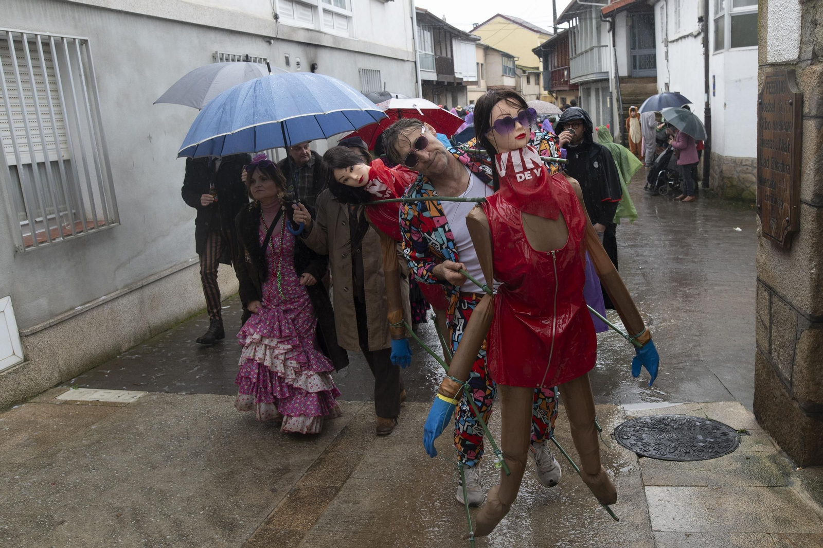 Galería | La farrapada conquista Laza antes de la salida de los Peliqueiros