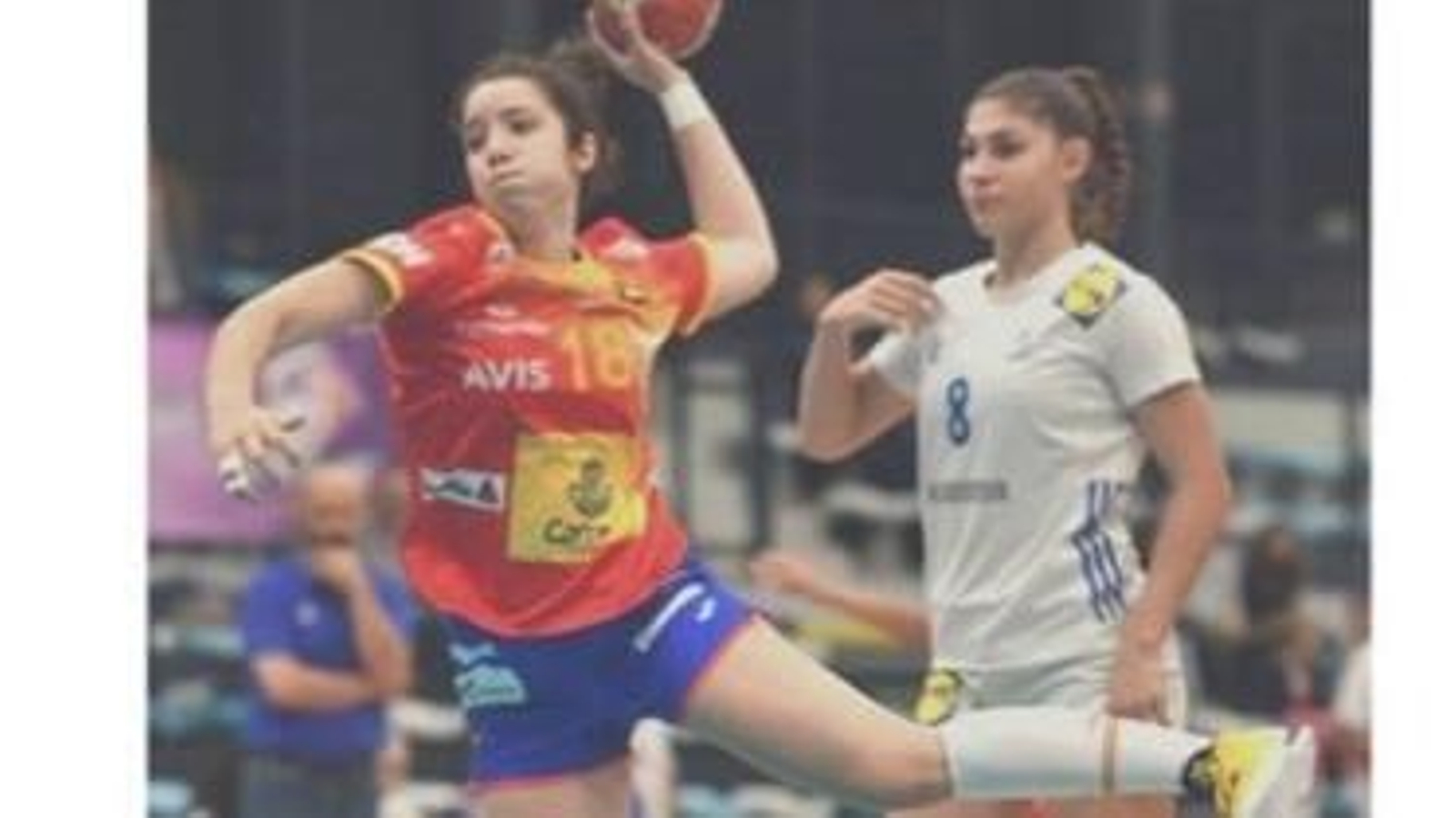 Daniela Moreno lanza a portería en un encuentro con la selección española