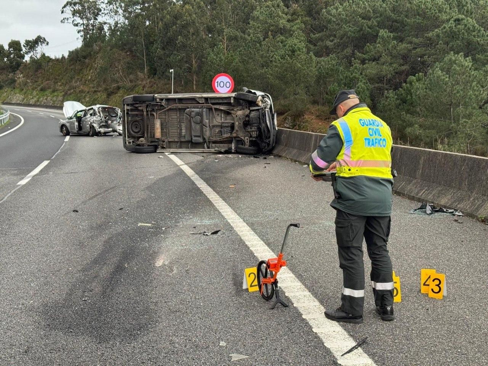 La Guardia Civil de Tráfico en el siniestro mortal registrado el pasado 20 de diciembre en la AP-9.