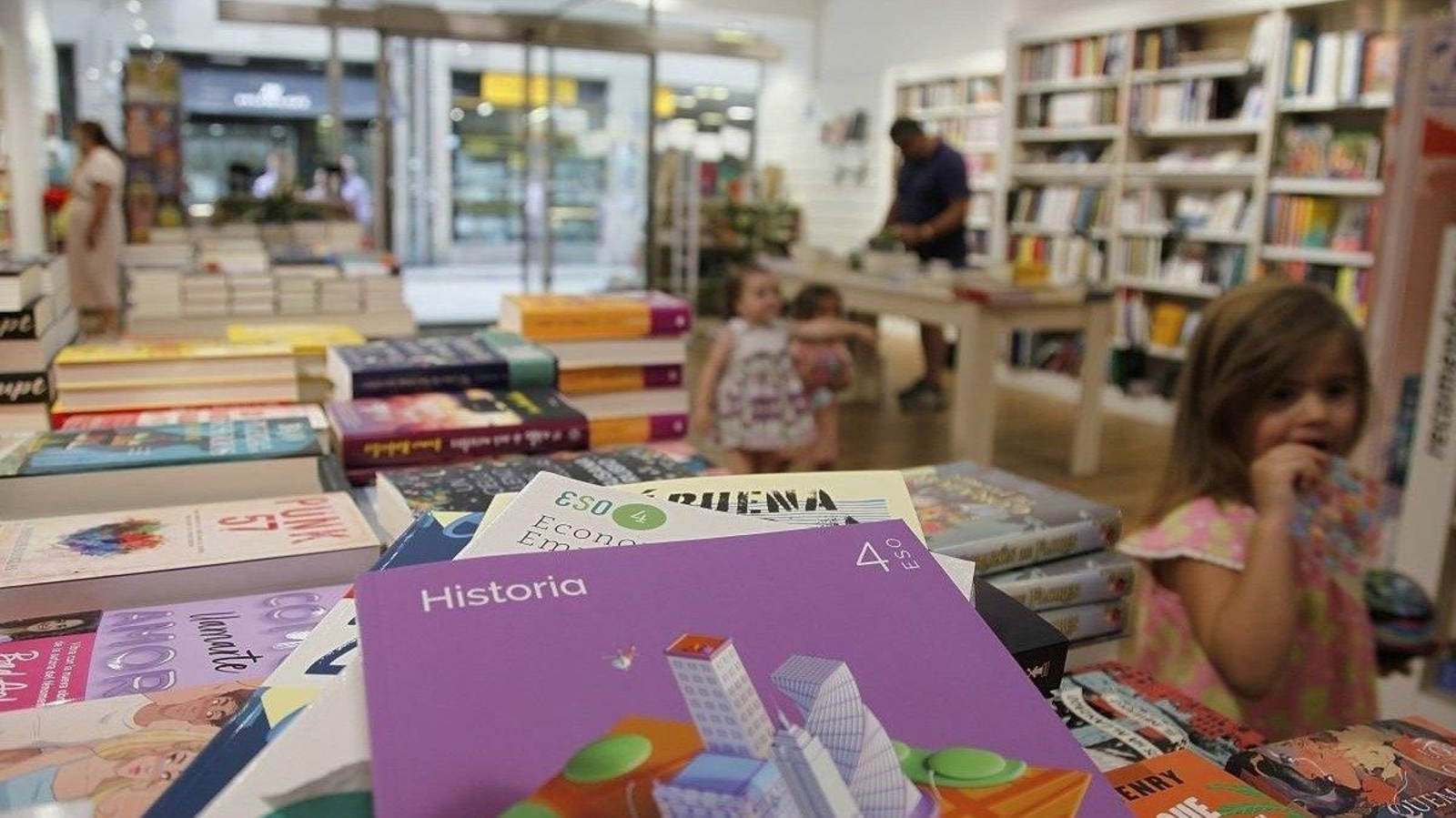 Una librería ourensana en plena vuelta al cole. (Foto de archivo)