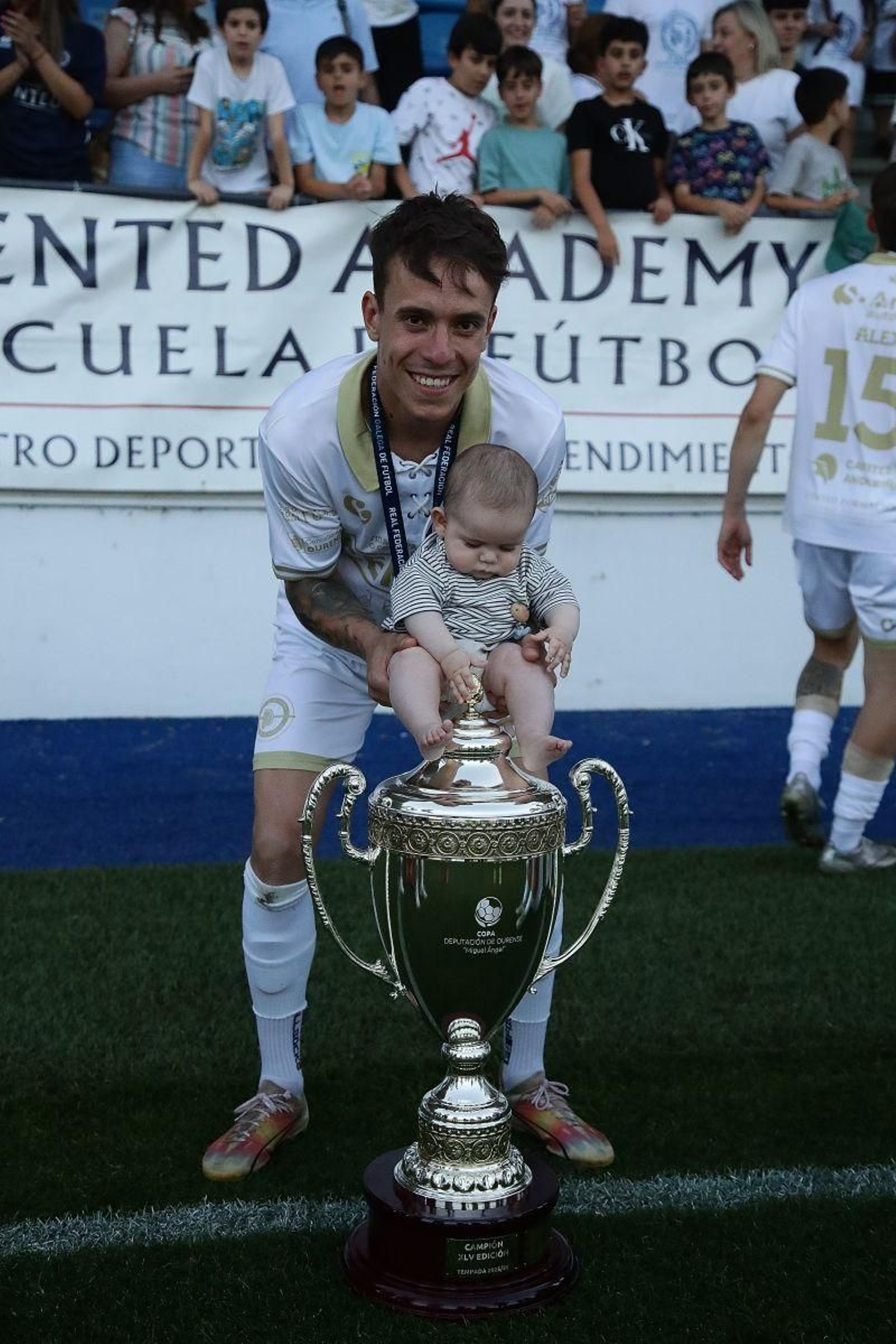 El capitán Ocampo, con su pequeño hijo, junto a la Copa