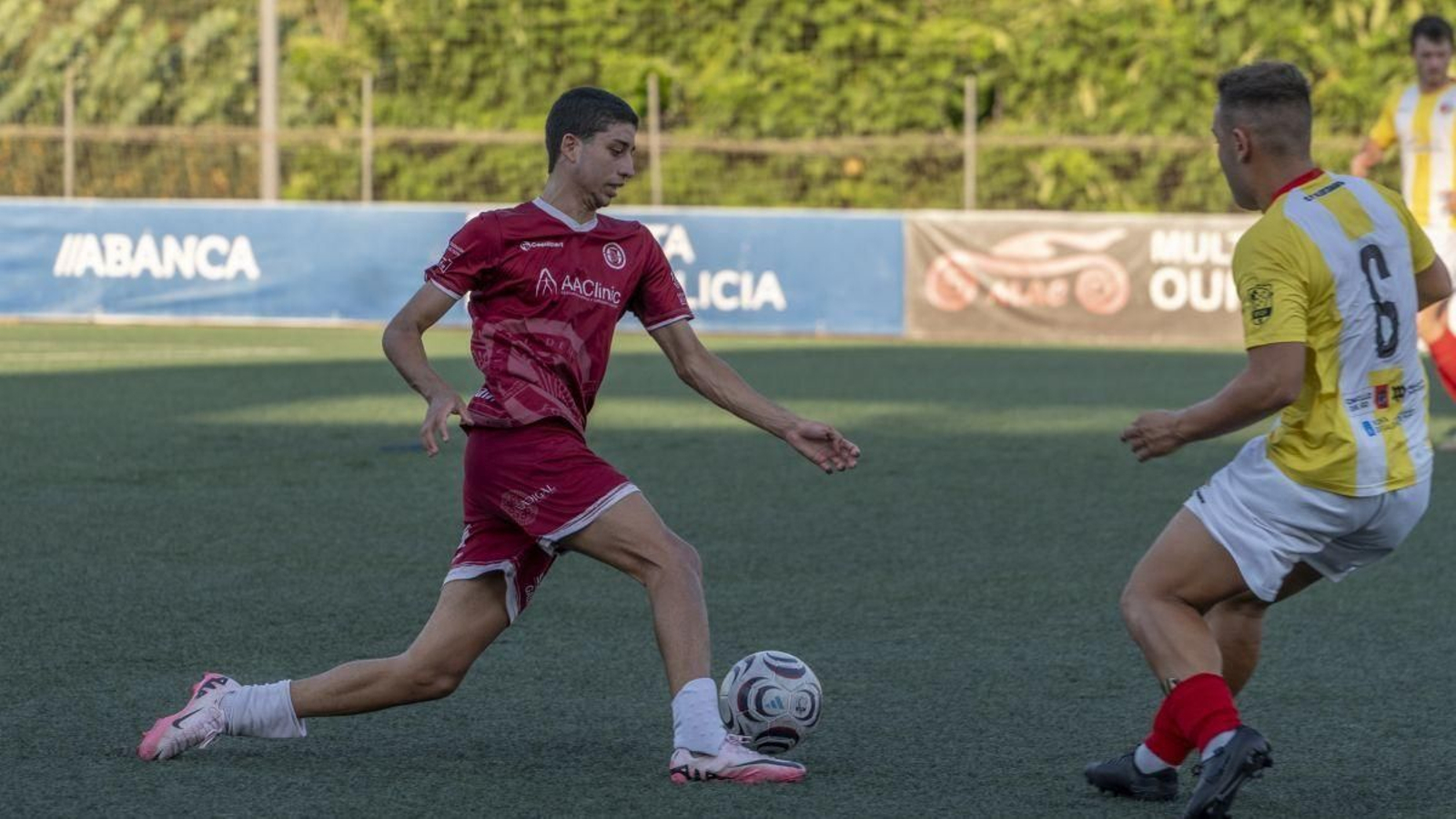 Breno, del Auriense, se lleva el balón ante Breixo, del Alertanavia.