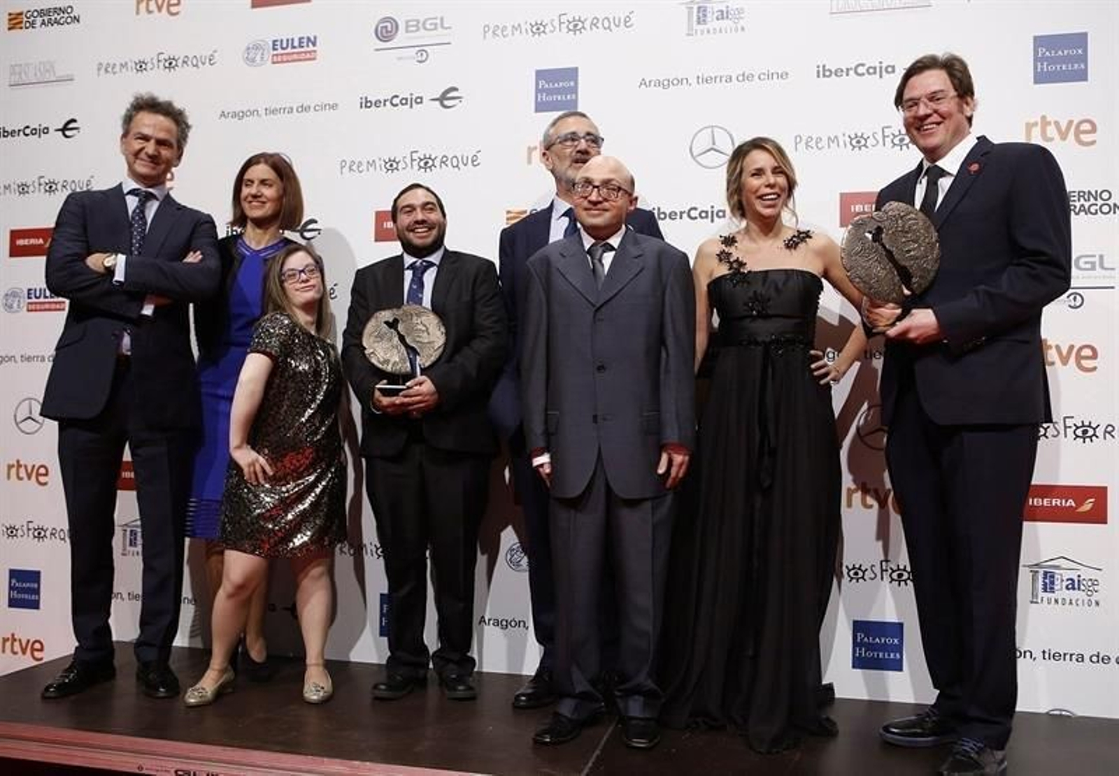 El equipo de la película "Campeones" posa con los premios al mejor "Largometraje de Ficción / Animación" y el "Forque al cine y la Educación de valores"