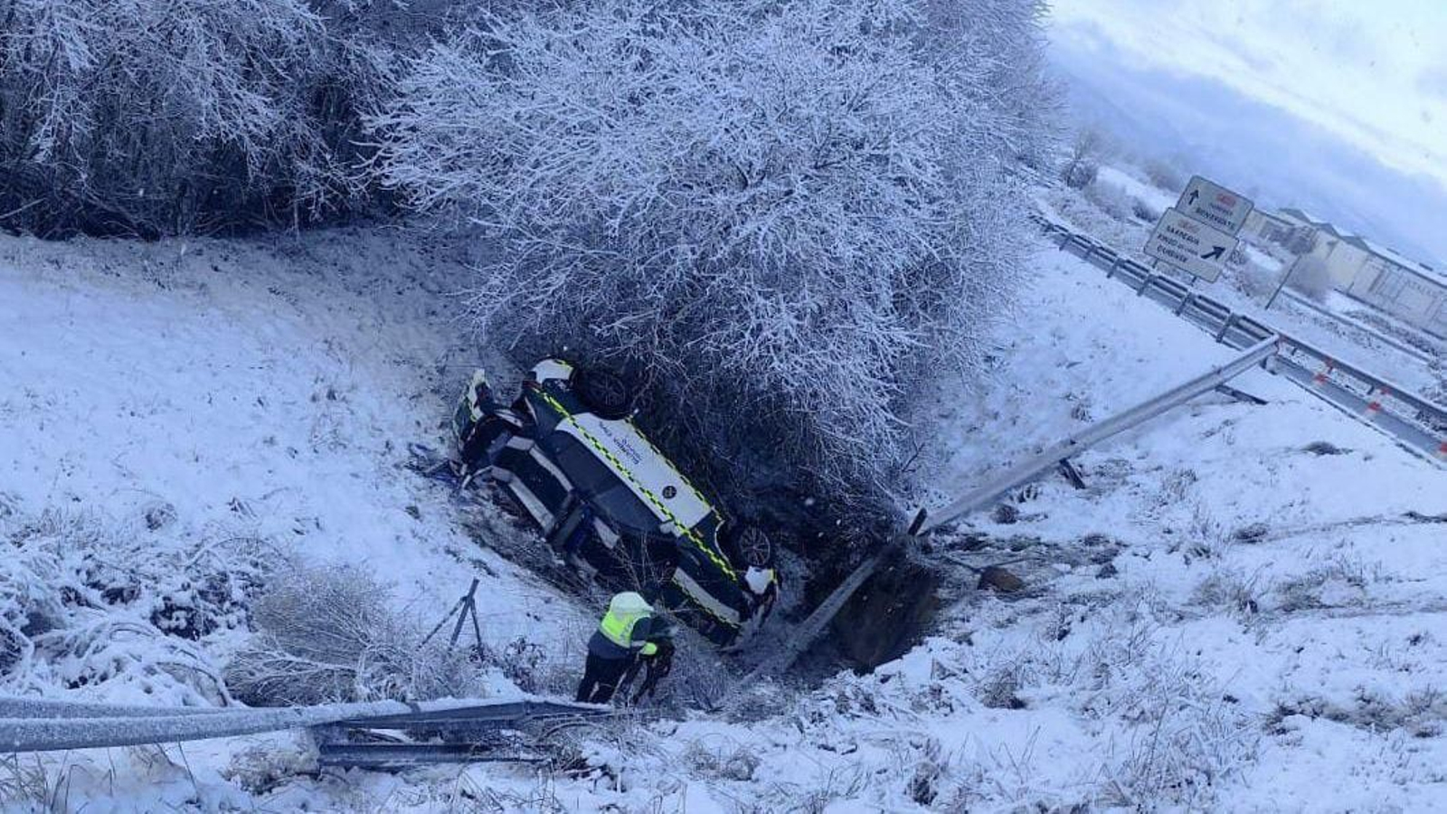 Agentes de la Guardia Civil y personal de emergencias trabajan en la retirada del coche tras su salida de vía cerca de Patatas Paz en Xinzo.