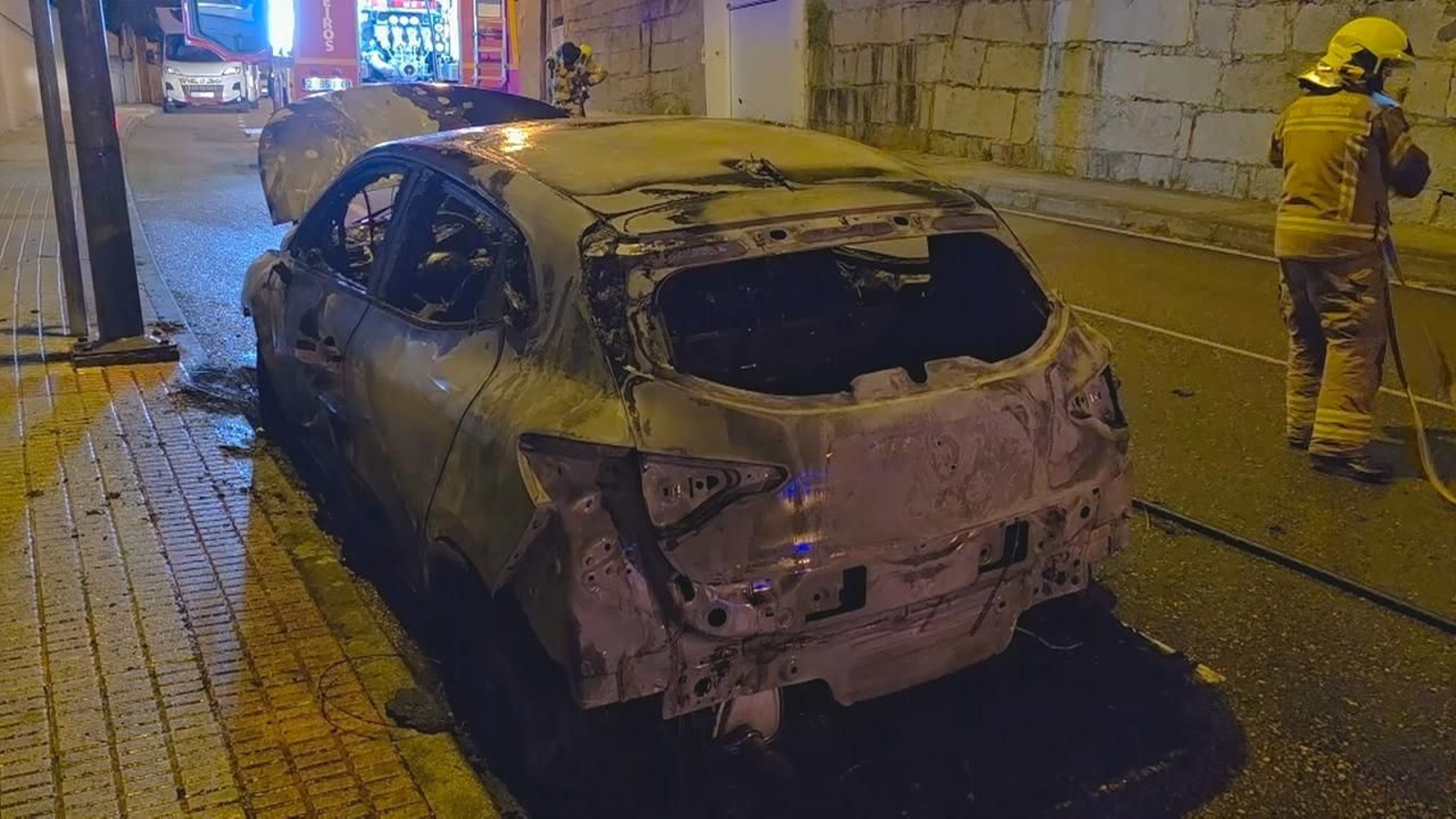 Coche calciinado en Nigrán.