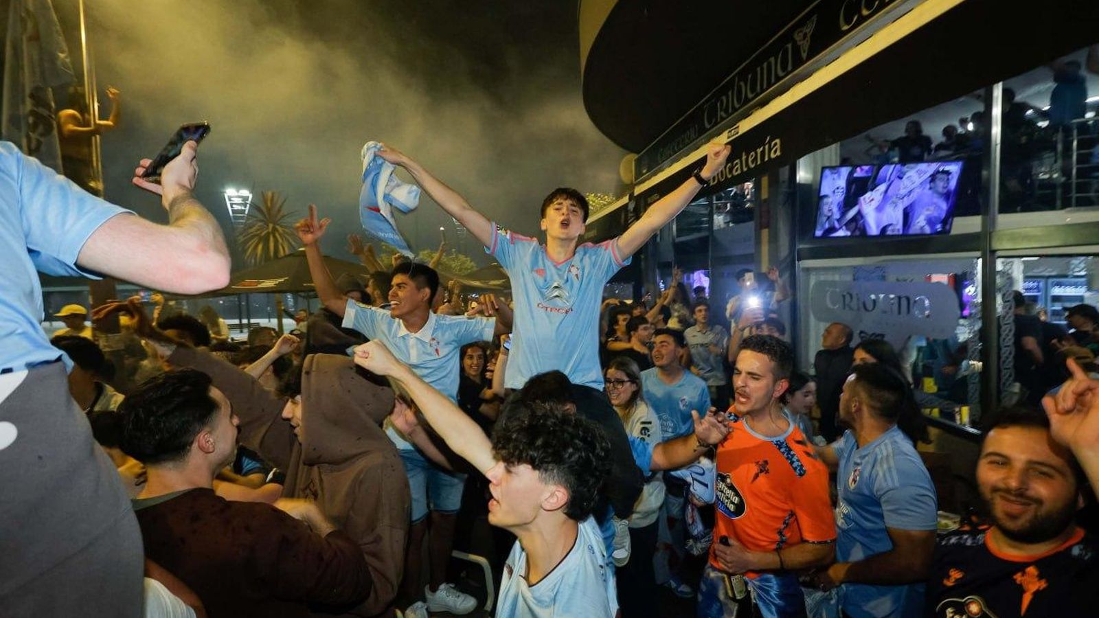Galería | La afición celeste celebra el billete a Europa del Celta