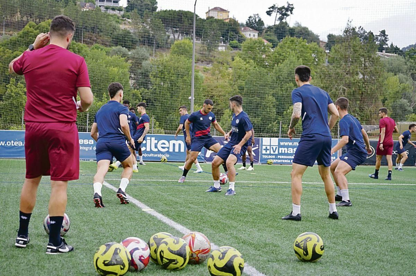 Los jugadores del Cented, durante un entrenamiento de la presente temporada en Oira.