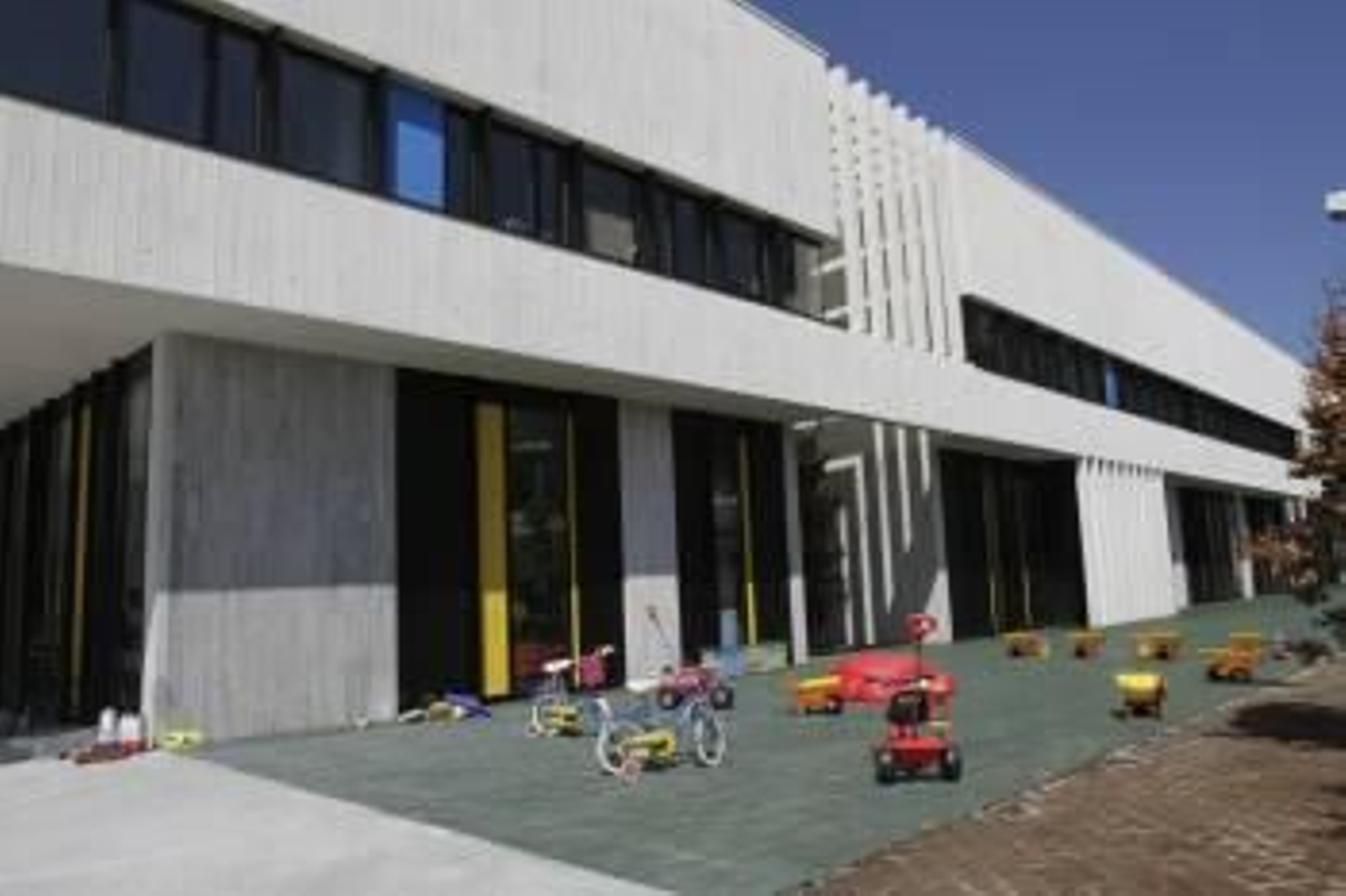 Fachada de las nuevas instalaciones, con el patio de juegos. (Foto: Miguel Angel)