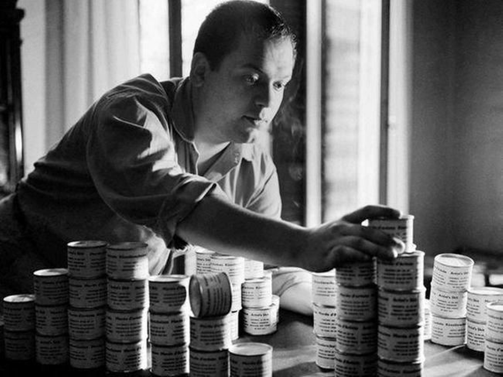 Imagen: Piero Manzoni y sus latas “Mierda de artista”, de 1961.