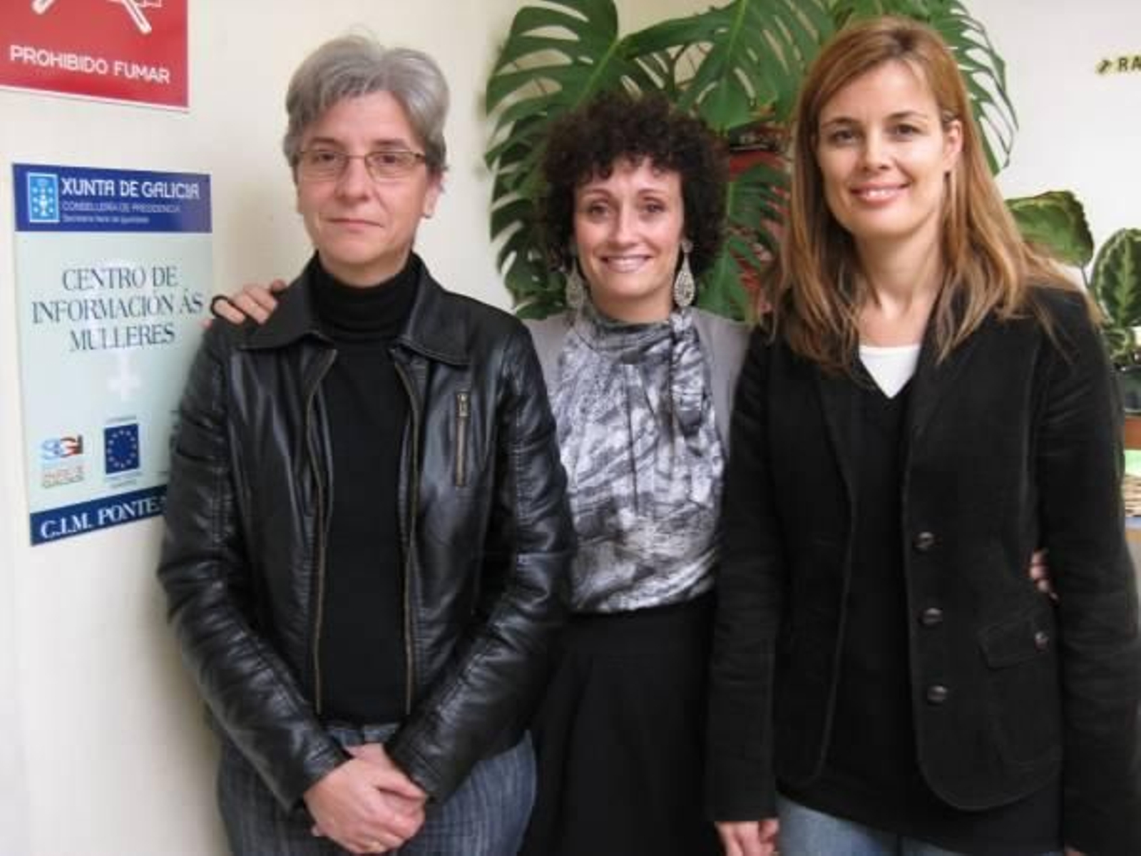 Angeles, Vicky y Rosana en los locales que ocupa el CIM en el Centro Social de Ponteareas.