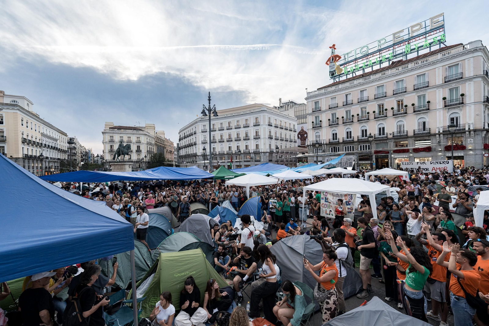 Galería | Cien tiendas de campaña toman la Puerta del Sol de Madrid exigiendo el "decreto Maricarmen"