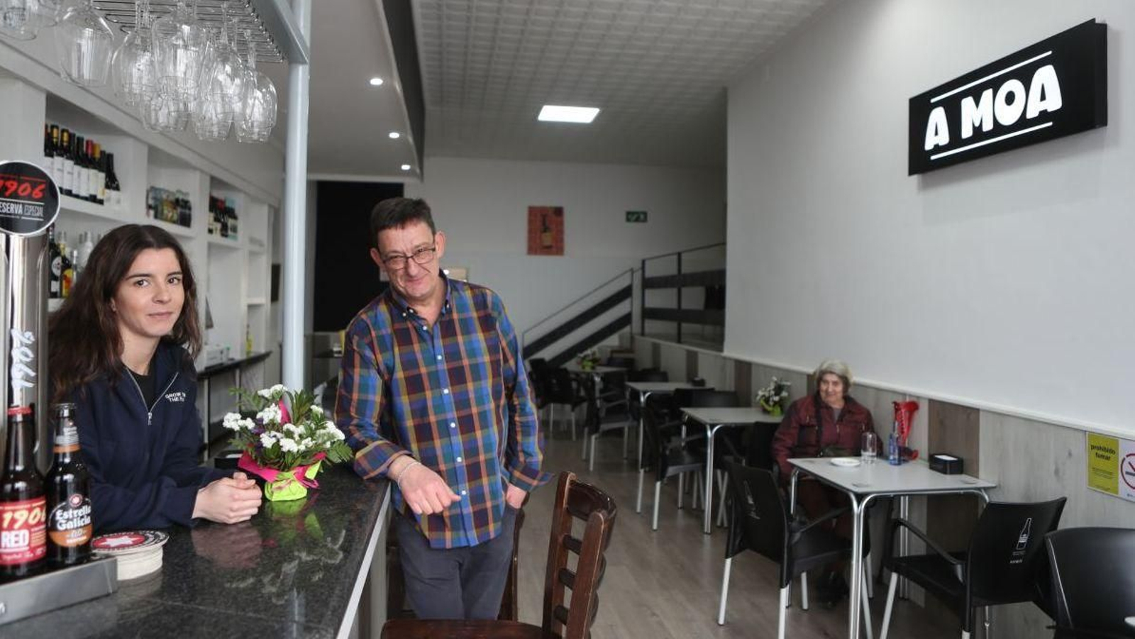 Tania y Pepe en el recién abierto Café Bar A Moa.