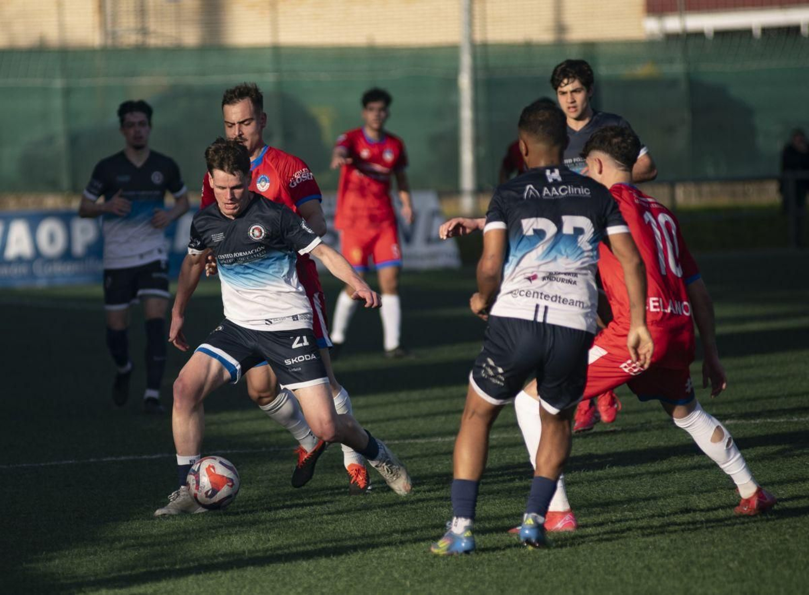 El centrocampista pontino David Vieira, presionado por el defensor del Sporting Celanova Mauro Dorado.
