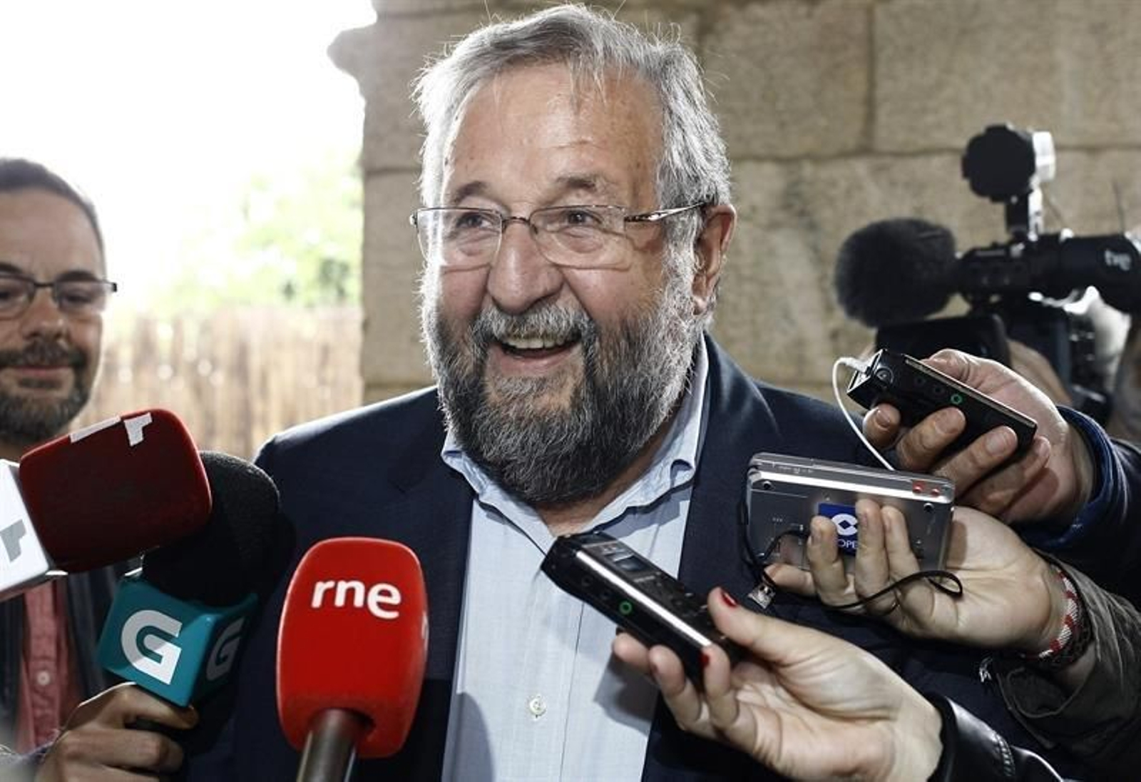 Orozco, atendiendo a los medios tras su reunión con Besteiro. (EFE)