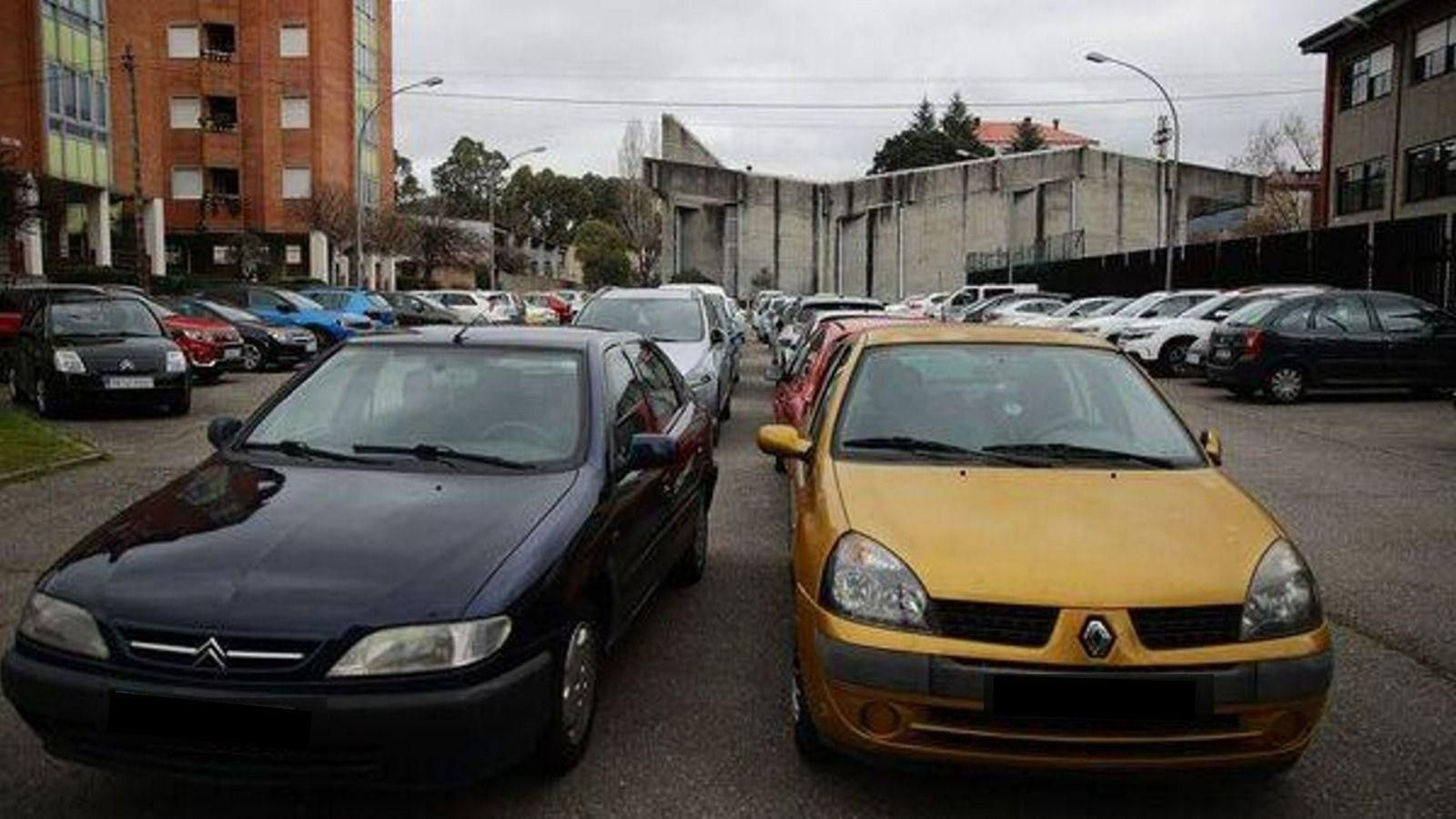 Vehículos mal estacionados en las calles de Ourense.