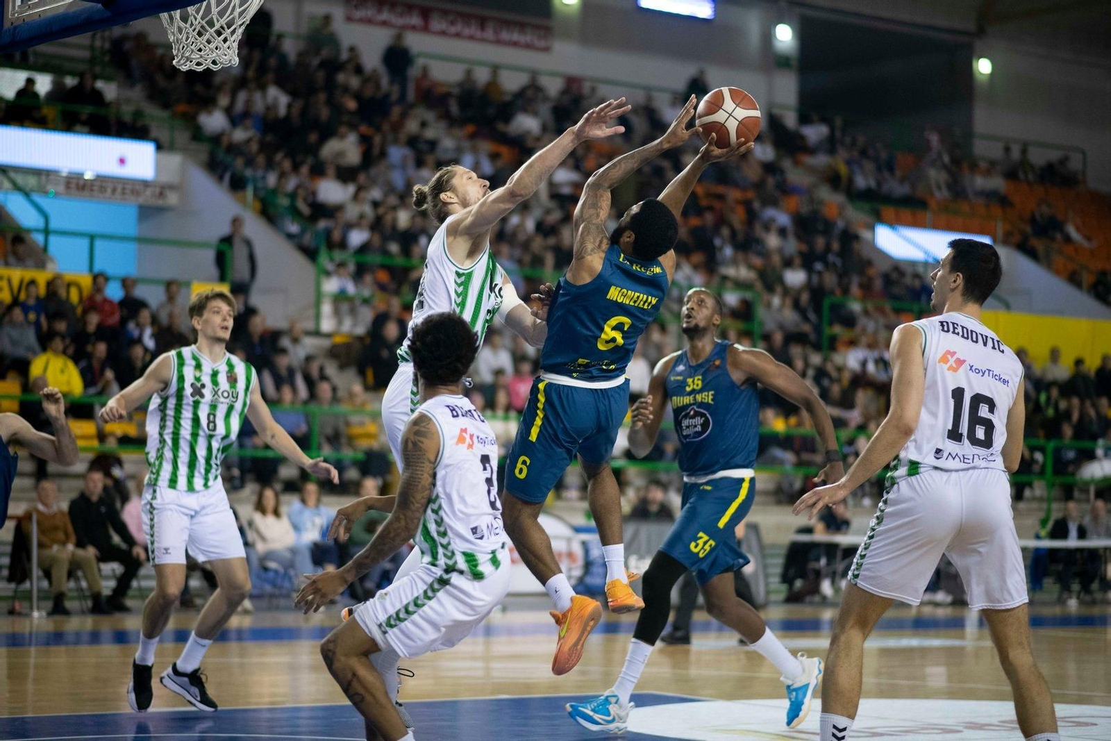 El escolta Adika Peter-McNeilly trata de lanzar a canasta en el partido ante el Betis disputado en el Pazo.