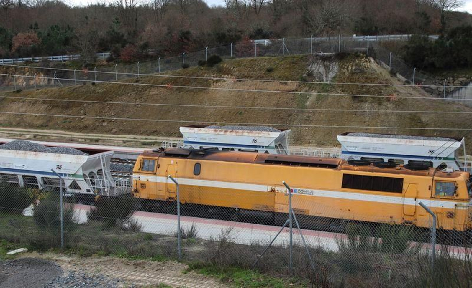 Los trenes que realizan las pruebas de carga en tramos de vía doble, en la base de montaje de Meamán.