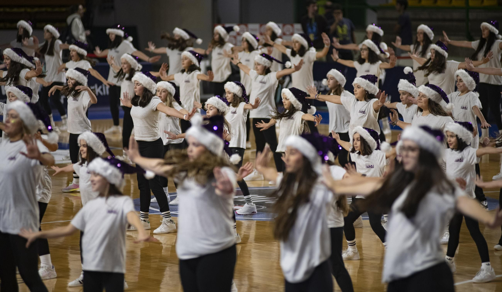 Galería | El Pazo se llena de Navidad en la primera derrota del COB como local