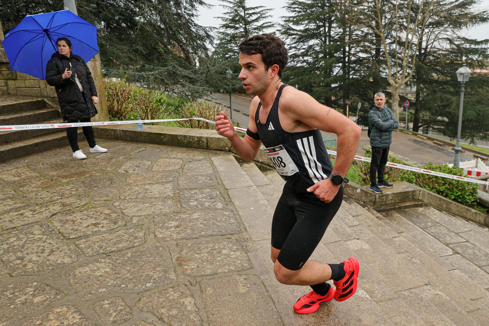 Galería | Cientos de atletas aguantan la lluvia en la Subida ao Castro