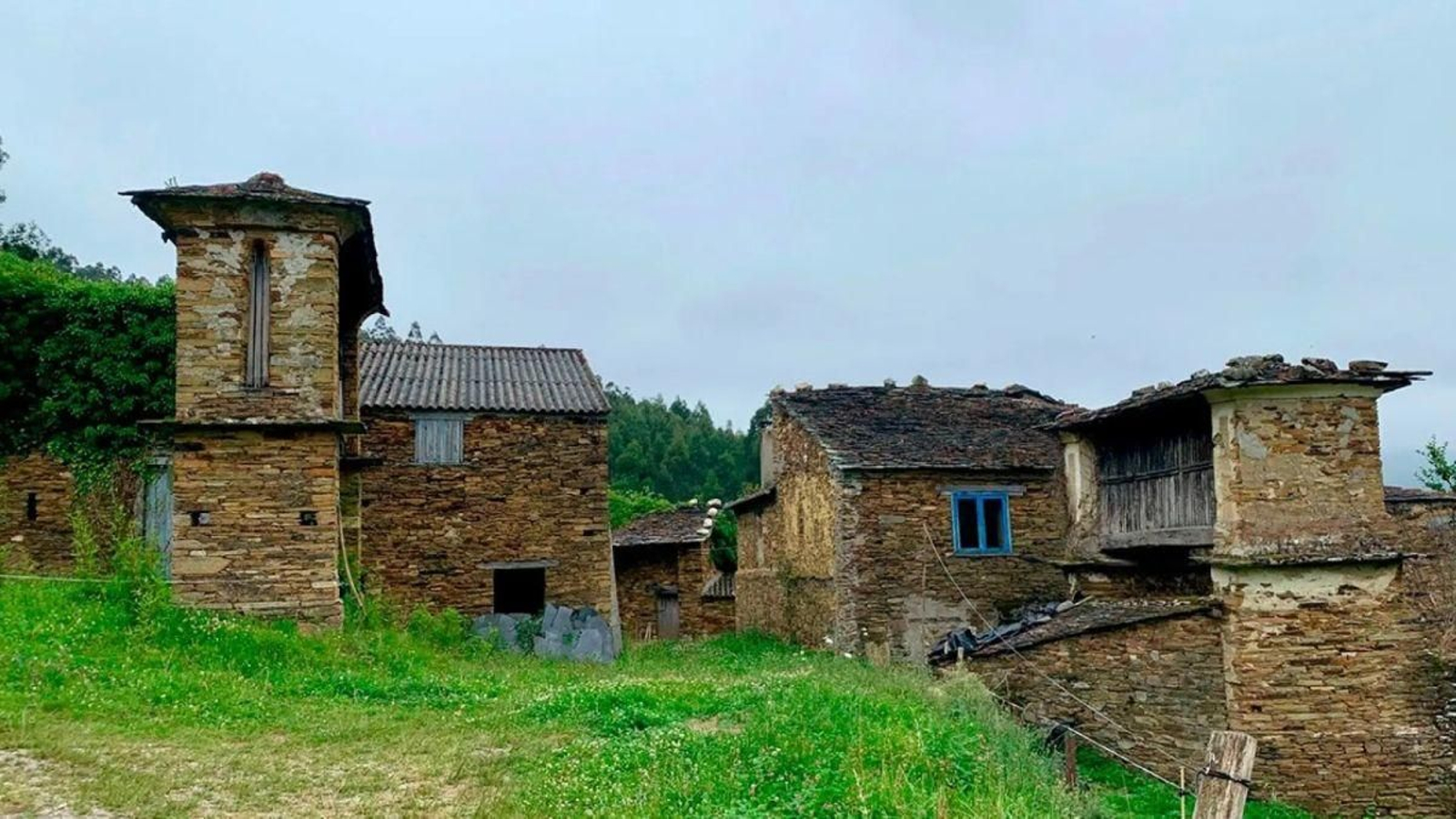 Aldea lucense en venda nun portal inmobiliario en 2025.