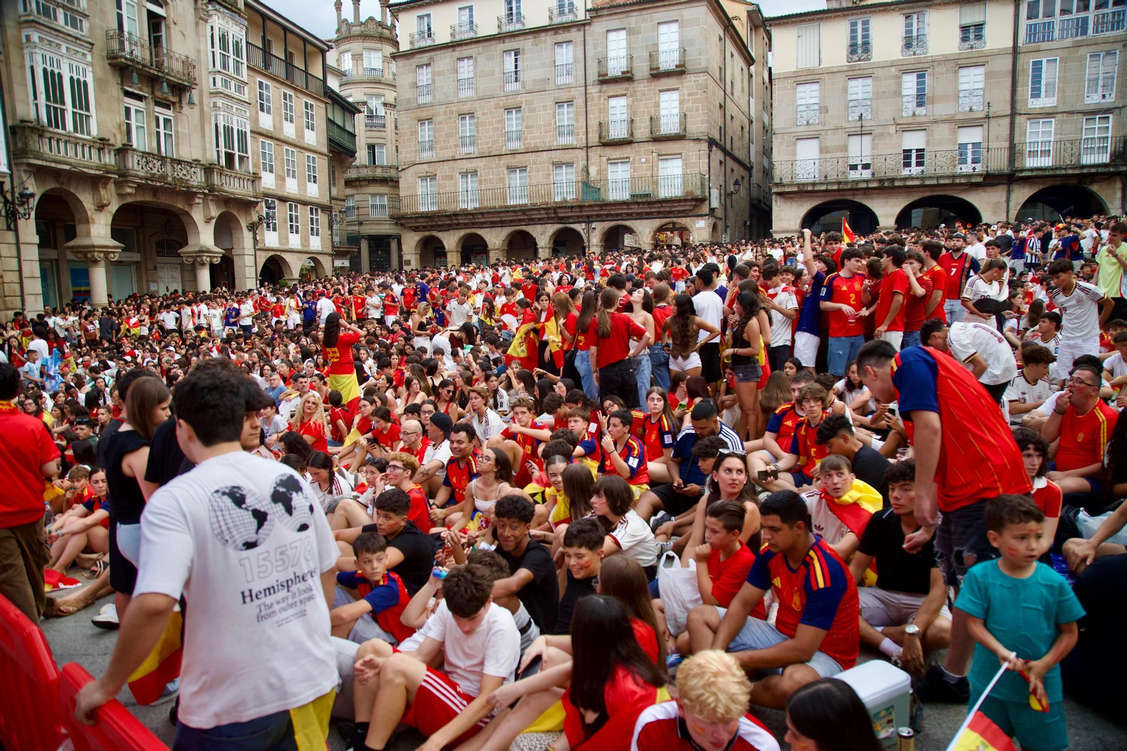 Galería | La provincia de Ourense se tiñe de rojo para apoyar a España en la final del Mundial