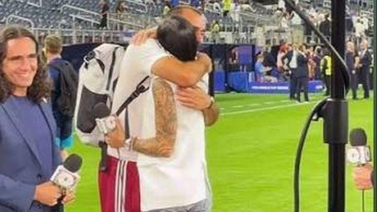 Borja Iglesias abraza a Jenni Hermoso tras el partido ante Francia.