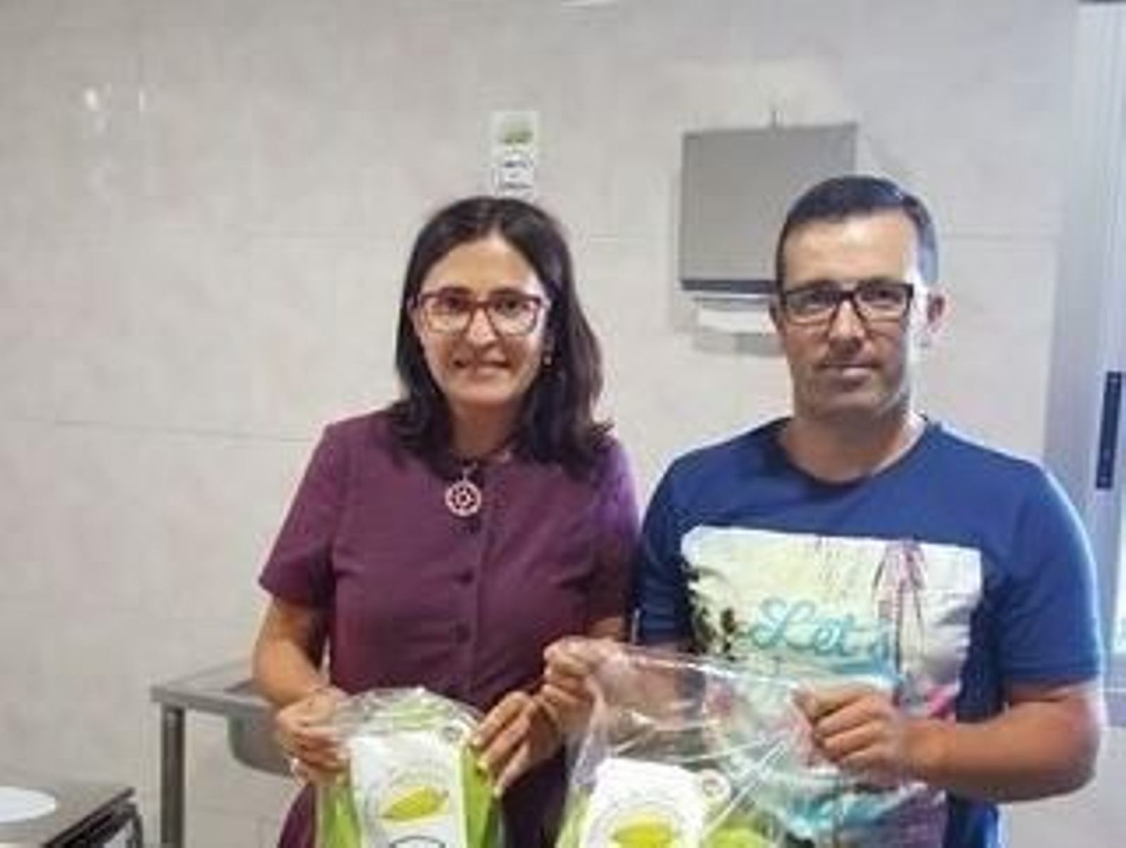 La alcaldesa de Oímbra, Ana María Villarino, posa con Benjamín Pardo.