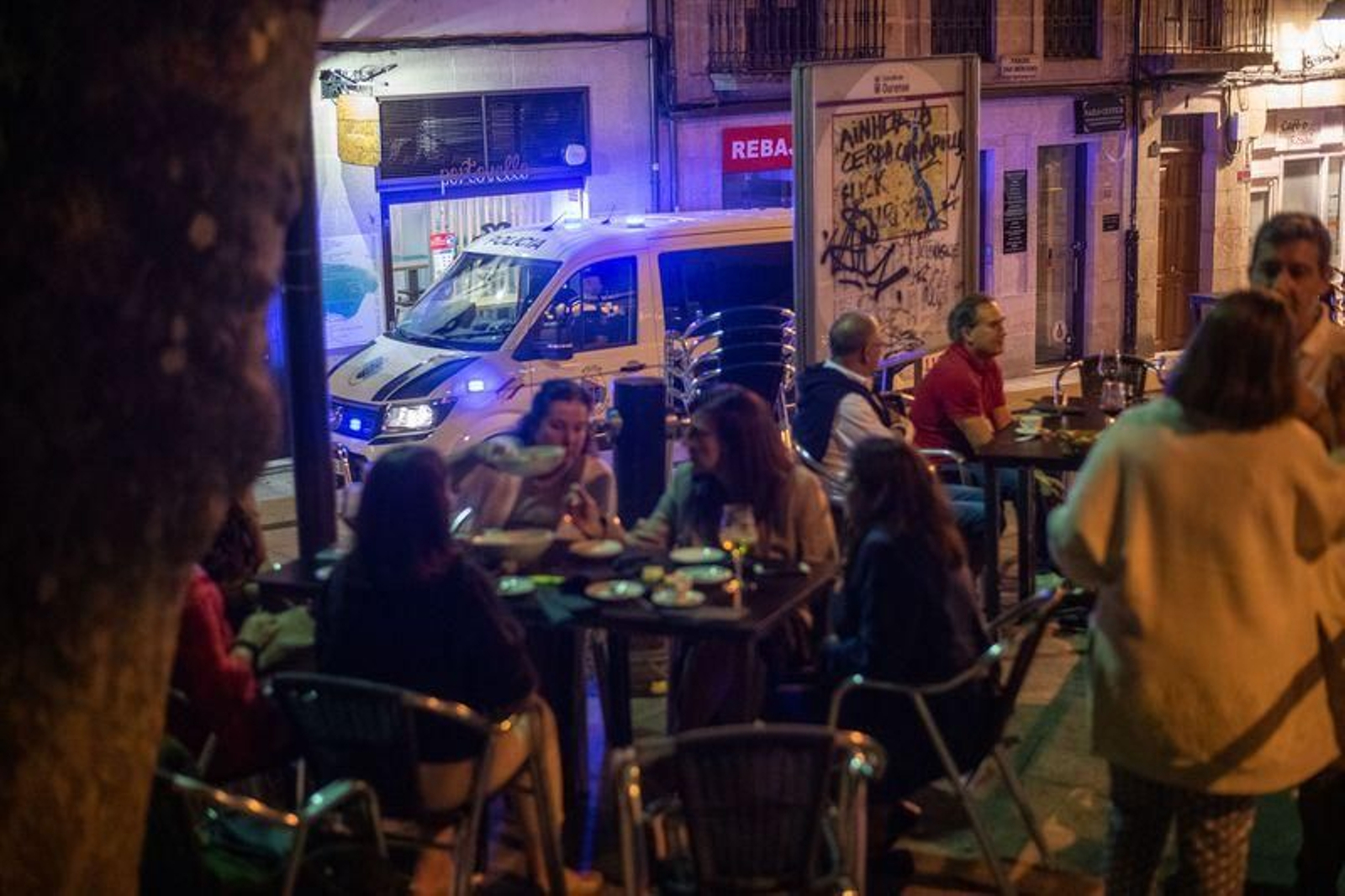 Despliegue policial para vigilar las nuevas normas del ocio nocturno // FOTO: ÓSCAR PINAL