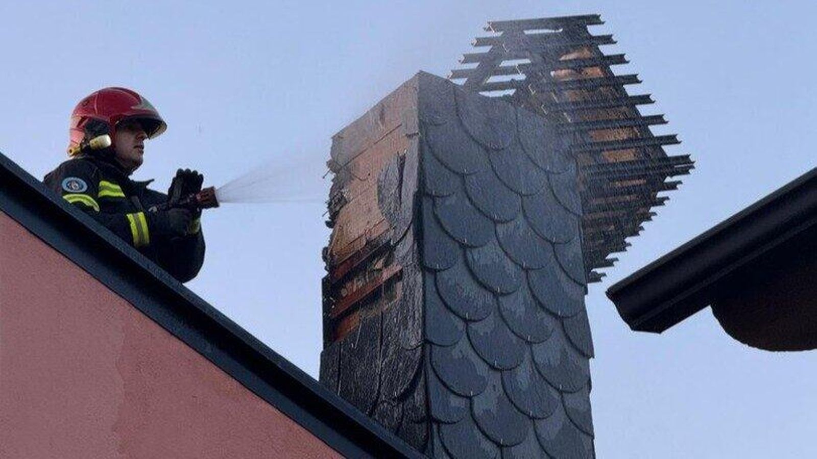 Bombero de A Rúa extinguiendo las llamas del interior de la vivienda de Córgomo.