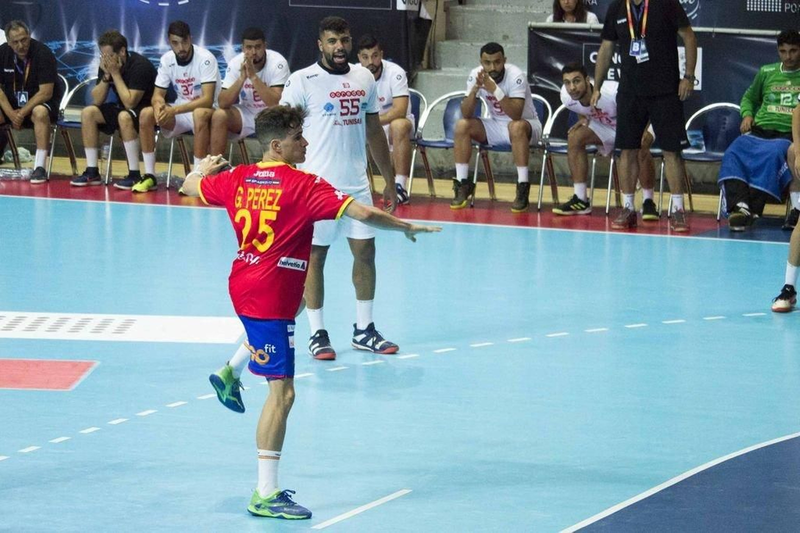 Gonzalo Pérez se prepara para lanzar un penalti en un partido disputado en As Travesas.