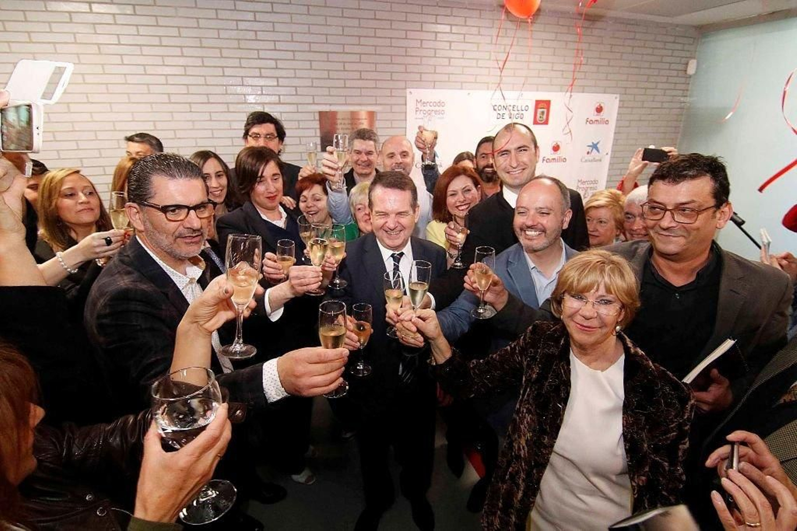Raúl Fontán, el primero a la derecha, brindando con las autoridades.