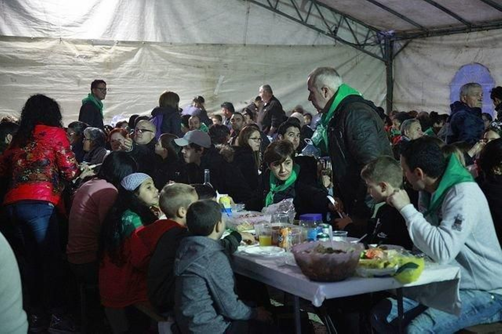 Cientos de comensales disfrutaron ayer de la cena vecinal en A Barreira.