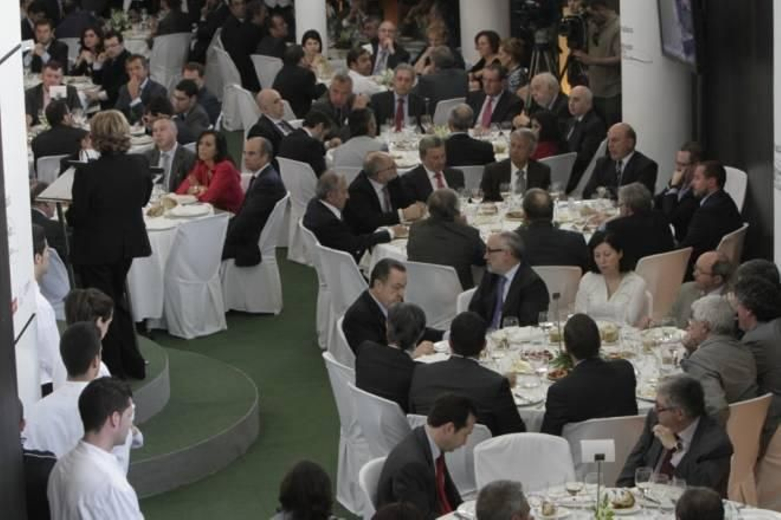 Imagen general de los asistentes durante la comida con el ministro