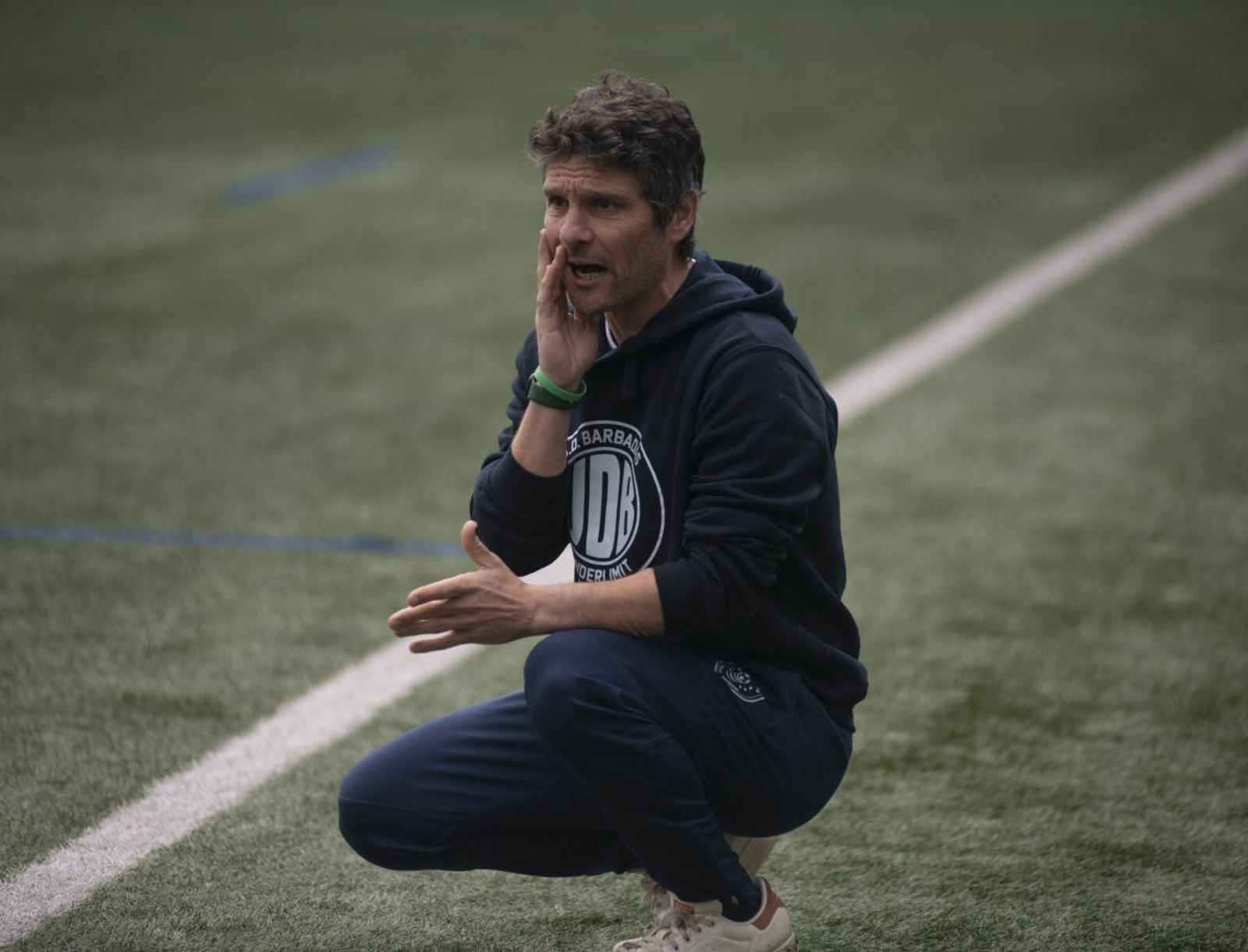 Guillermo García, entrenador del Barbadás, da instrucciones a sus jugadores en Os Carrís.