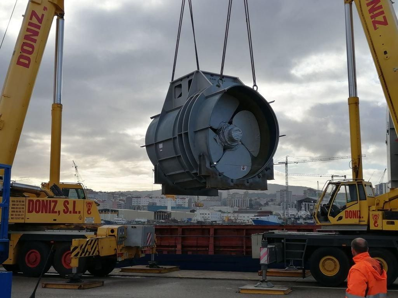 El túnel con hélices fue cargado con la ayuda de dos grúas, ayer, en el muelle de Bouzas.