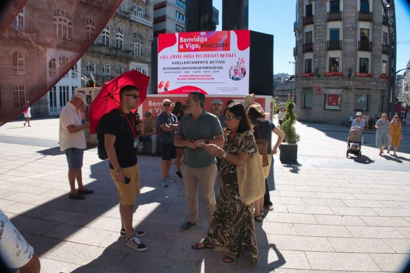 Ayer por la mañana cientos de turistas pasaron por Porta do Sol y el centro de urbano, algunos de ellos equipados con paraguas reconvertidos en parasoles ante la intensidad del calor.