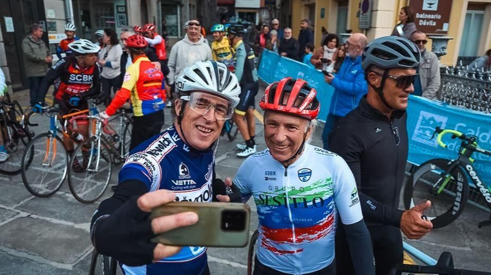 Pedro Delgado y Álvaro Pino se hacen un ‘selfie’ en las calles de Caldas de Reis.