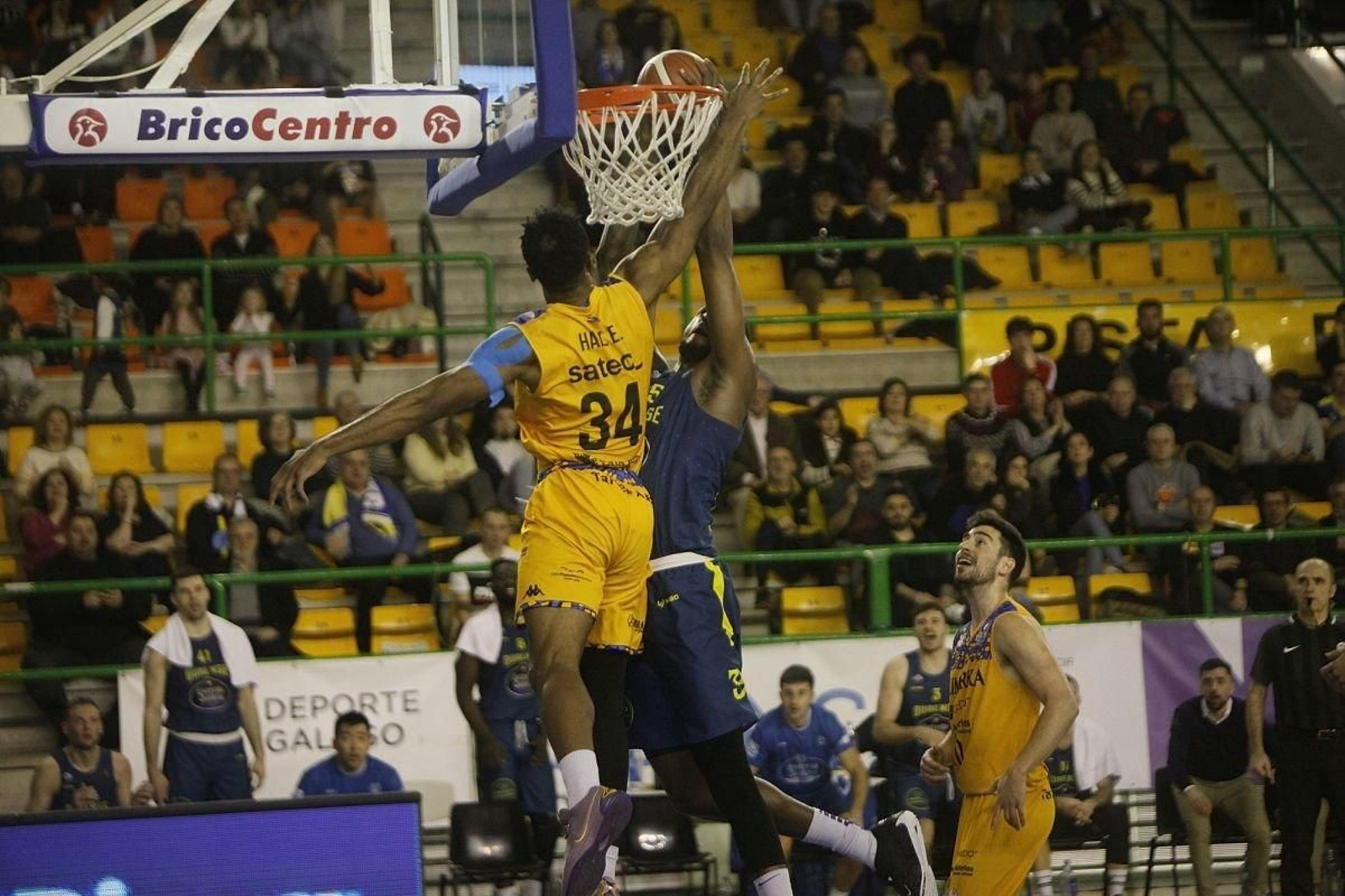 Romaro Gill y Hall Elisias, en las alturas.