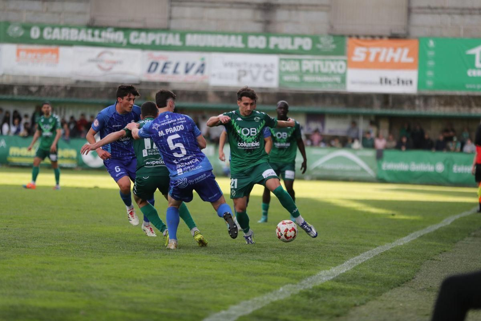 El delantero verde Marcos Baselga intenta superar a Miguel Prado en el derbi ante el Ourense CF.