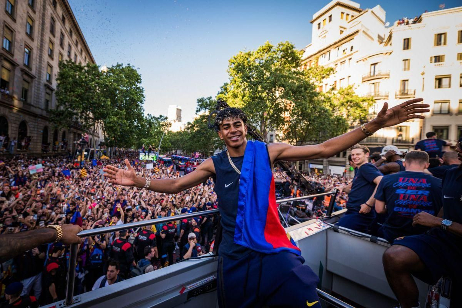 Lamine Yamal posa ante la multitud que acompañó al equipo a lo largo de todo el recorrido.