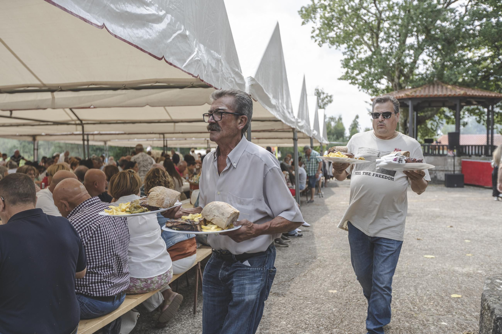 Galería |  Casi mil chuletones servidos este año en la fiesta de Garabás
