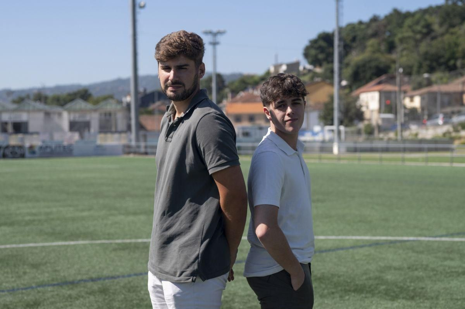 Javier Quiroga y Pablo Laíño, ayer en el campo de Oira. MARTIÑO PINAL